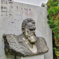 Ludwig Boltzmann statue